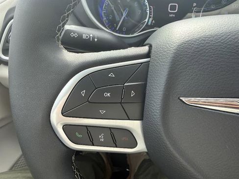 Used 2024 Chrysler Pacifica Touring-L FWD image 36