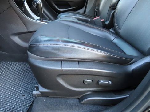 Used 2019 Chevrolet Trax LT w/ Driver Confidence Package image 17