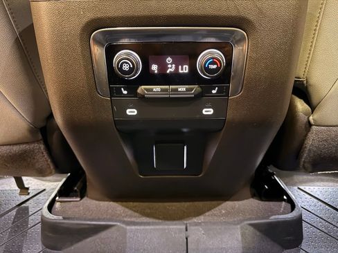 Used 2023 Chevrolet Tahoe Z71 w/ Luxury Package AWD/4WD image 35