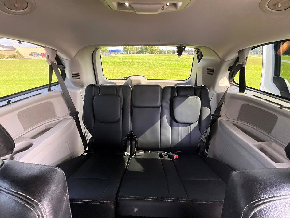 Used 2016 Chrysler Town & Country Touring w/ Driver Convenience Group FWD image 40