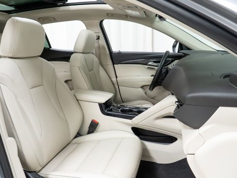 Used 2021 Buick Envision Essence w/ Technology Package I image 23