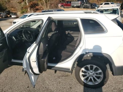 Used 2019 Jeep Cherokee Latitude w/ Popular Appearance Group image 9