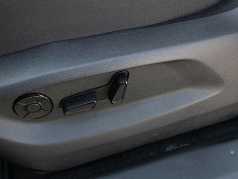 Used 2025 Volkswagen Tiguan SE image 3