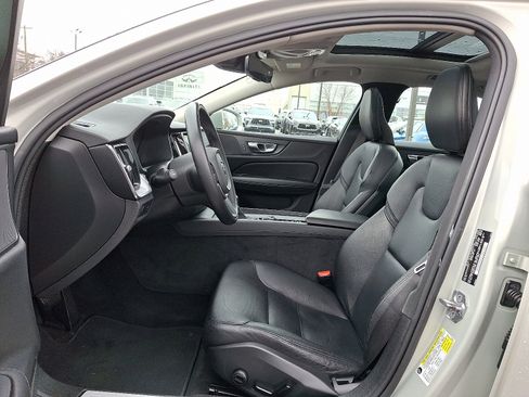 Used 2019 Volvo S60 T6 Momentum w/ Premium Package image 14