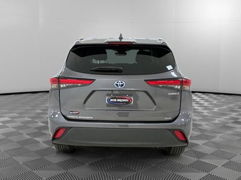 Used 2022 Toyota Highlander XLE AWD/4WD image 4