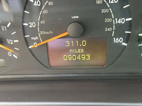 Used 2000 Mercedes-Benz E 320 Sedan image 47