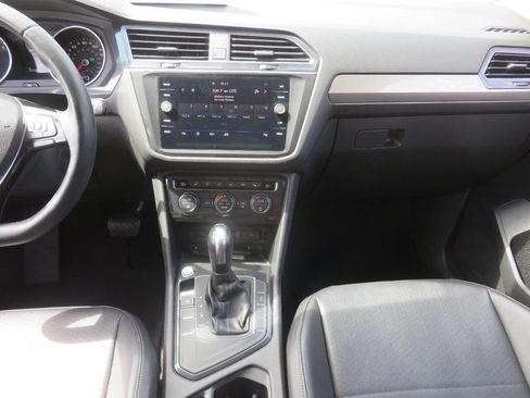 Used 2020 Volkswagen Tiguan SE image 16