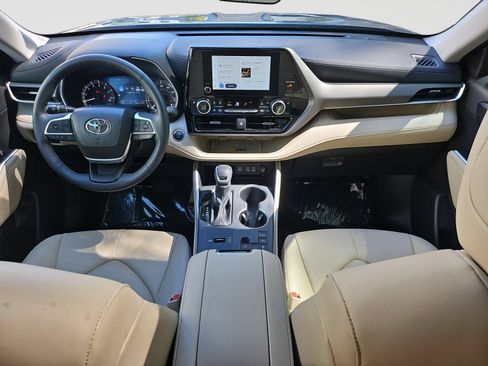 Used 2025 Toyota Highlander XLE FWD image 16
