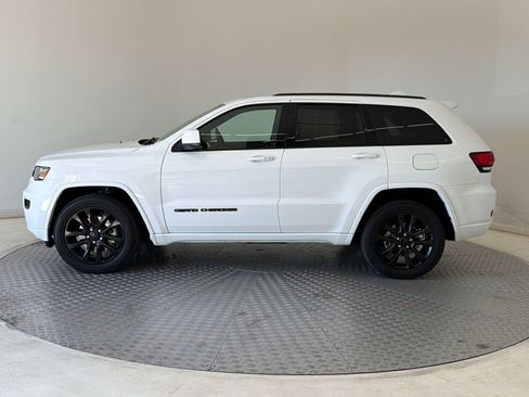 Used 2021 Jeep Grand Cherokee Laredo X AWD/4WD image 2