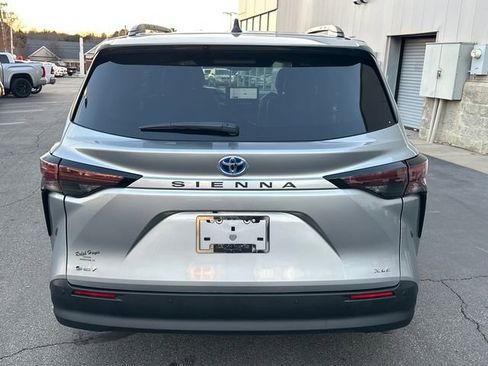 Used 2025 Toyota Sienna XLE image 4