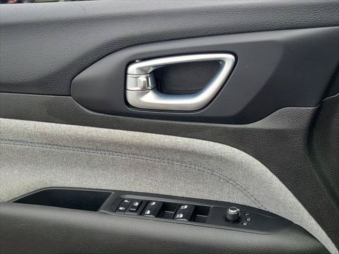 Certified 2024 Jeep Compass Latitude AWD/4WD image 12