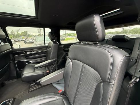 Used 2022 Jeep Wagoneer Series III w/ Premium Group I AWD/4WD image 24