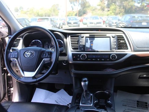 Used 2014 Toyota Highlander Limited FWD image 19