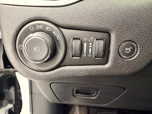 Used 2018 Jeep Cherokee Limited AWD/4WD image 35