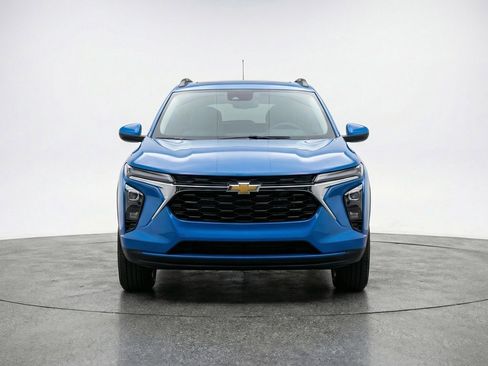 Used 2025 Chevrolet Trax LT FWD image 2