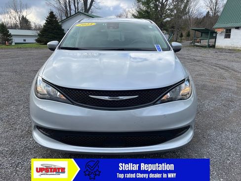 Used 2023 Chrysler Voyager LX image 3