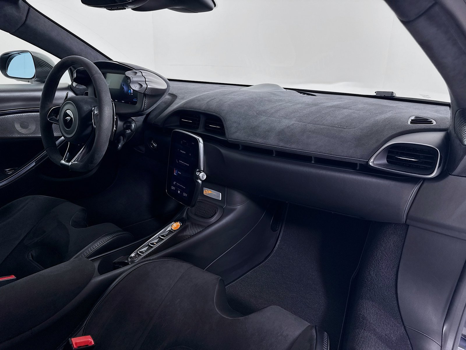 Used 2025 McLaren Artura RWD image 23