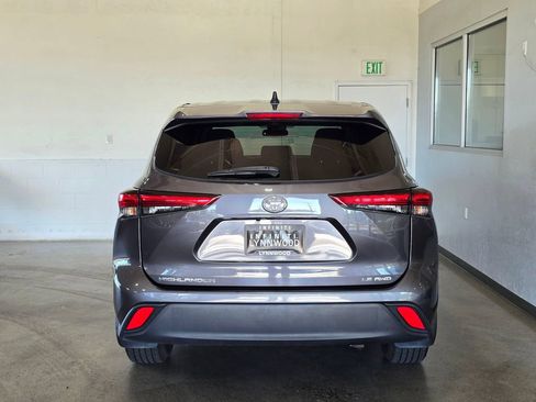 Used 2022 Toyota Highlander LE AWD/4WD image 5