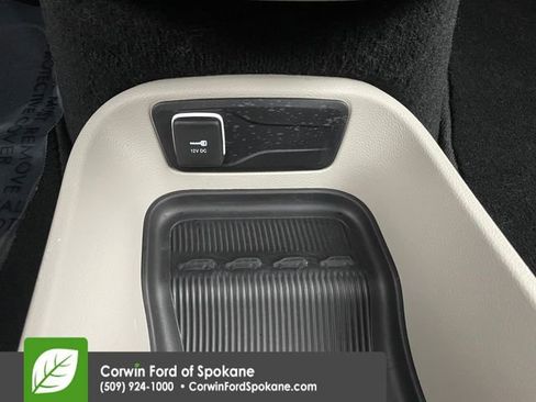 Used 2024 Chrysler Pacifica Touring-L image 37