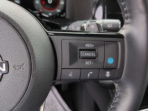 Used 2025 Nissan Pathfinder Platinum FWD image 18