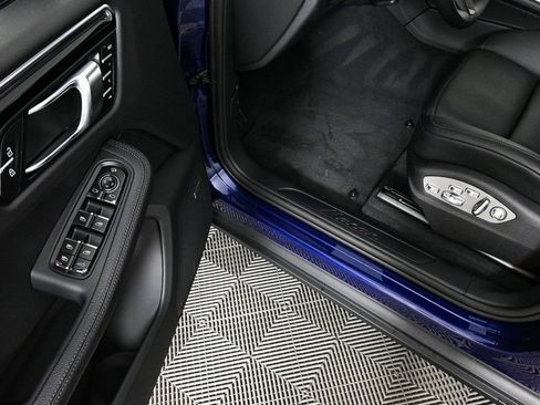 Used 2025 Porsche Macan image 8