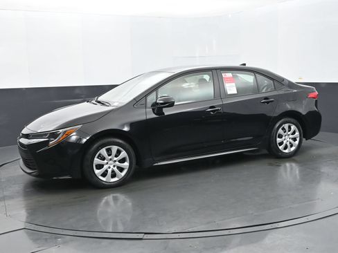 Used 2025 Toyota Corolla LE FWD image 1