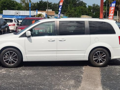 Used 2017 Dodge Grand Caravan SXT FWD image 3