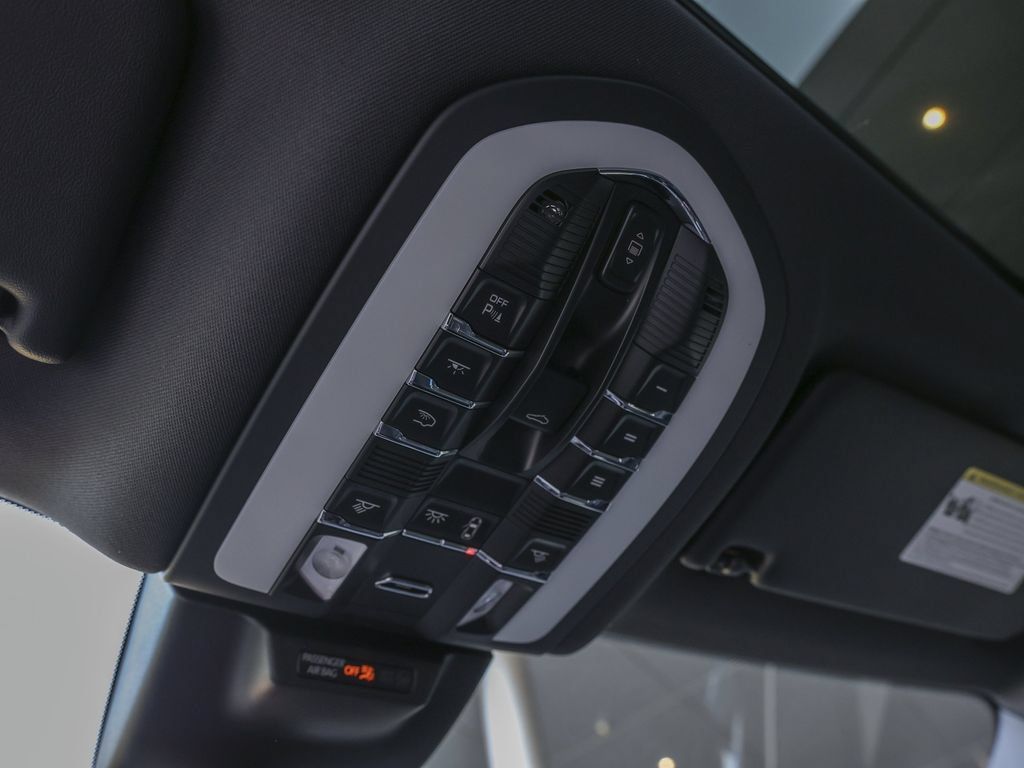 Certified 2026 Porsche Macan AWD/4WD image 28