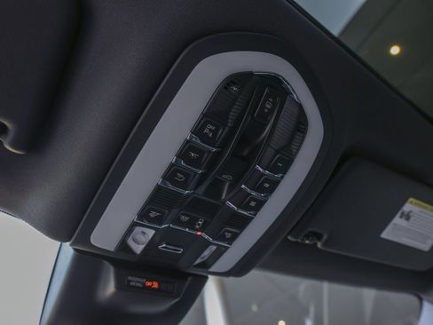 Certified 2026 Porsche Macan AWD/4WD image 28