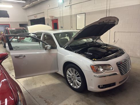 Used 2014 Chrysler 300 C w/ Harman/Kardon Audio Group AWD/4WD image 7