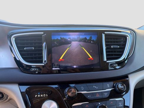 Used 2018 Chrysler Pacifica Touring-L Plus FWD image 32