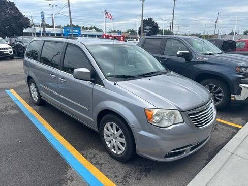 Used 2014 Chrysler Town & Country Touring FWD image 3