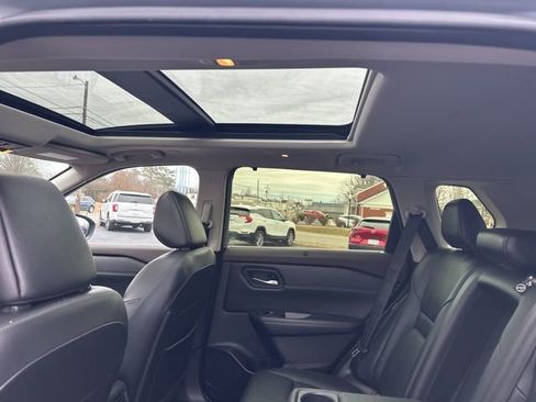 Used 2023 Nissan Rogue SL w/ SL Premium Package image 17