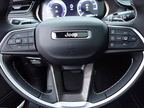 Used 2026 Jeep Grand Cherokee Limited w/ Luxury Tech Group II AWD/4WD image 13