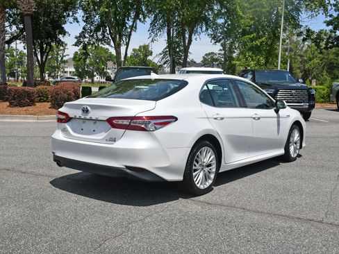 Used 2019 Toyota Camry XLE FWD image 4