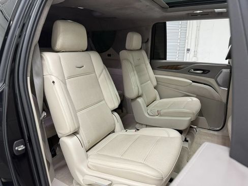 Used 2022 Cadillac Escalade ESV Premium Luxury Platinum AWD/4WD image 15