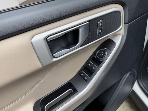 Used 2022 Ford Explorer XLT w/ Equipment Group 202A image 11