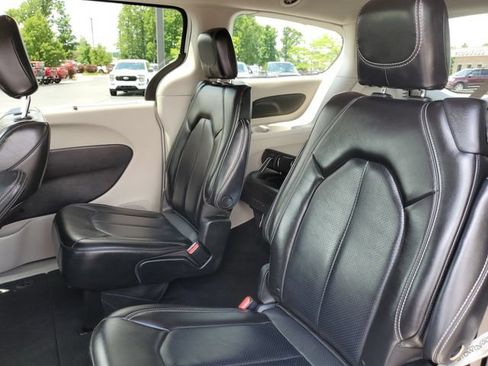 Used 2023 Chrysler Pacifica Touring-L FWD image 32