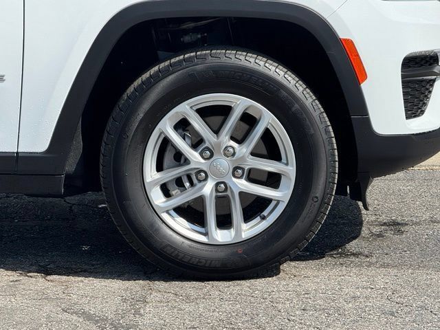 Used 2025 Jeep Grand Cherokee Laredo X w/ Luxury Tech Group I AWD/4WD image 3