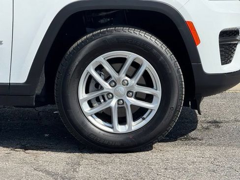 Used 2025 Jeep Grand Cherokee Laredo X w/ Luxury Tech Group I AWD/4WD image 3