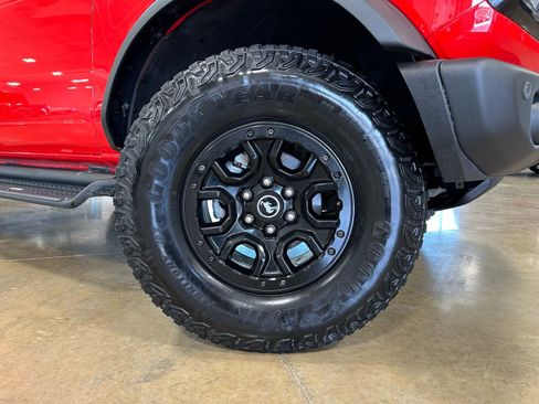 Used 2023 Ford Bronco Wildtrak image 11