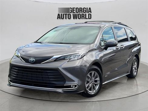 Used 2021 Toyota Sienna XLE AWD/4WD image 3