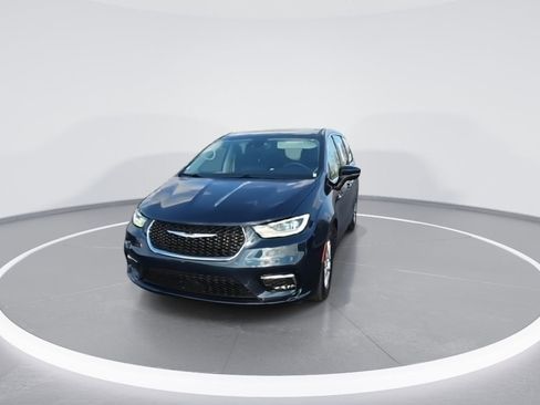 Used 2023 Chrysler Pacifica Touring-L FWD image 3