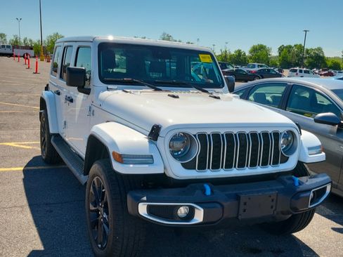 Used 2024 Jeep Wrangler Unlimited Sahara w/ Technology Group AWD/4WD image 1