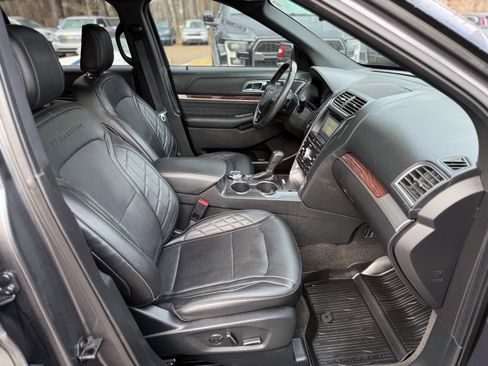 Used 2018 Ford Explorer Platinum image 25