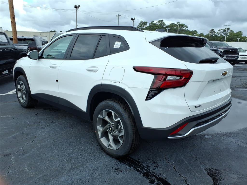 New 2026 Chevrolet Trax LT w/ Driver Confidence Package FWD image 5