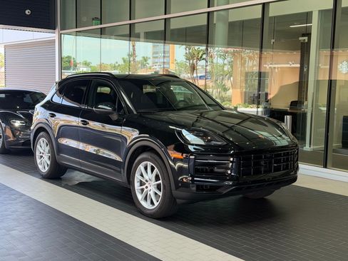 Certified 2025 Porsche Cayenne AWD/4WD image 5