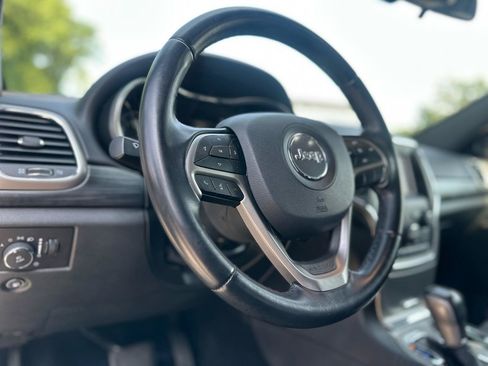 Used 2020 Jeep Grand Cherokee Laredo RWD image 12