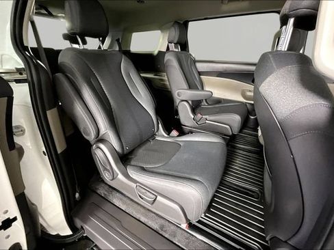 New 2026 Kia Carnival LX FWD image 11