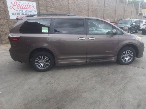 Used 2020 Toyota Sienna XLE w/ XLE Navigation Package image 9